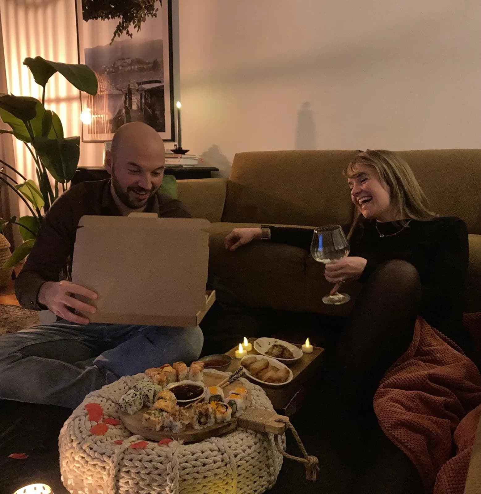 Koppel geniet samen van een thuisdate-avond