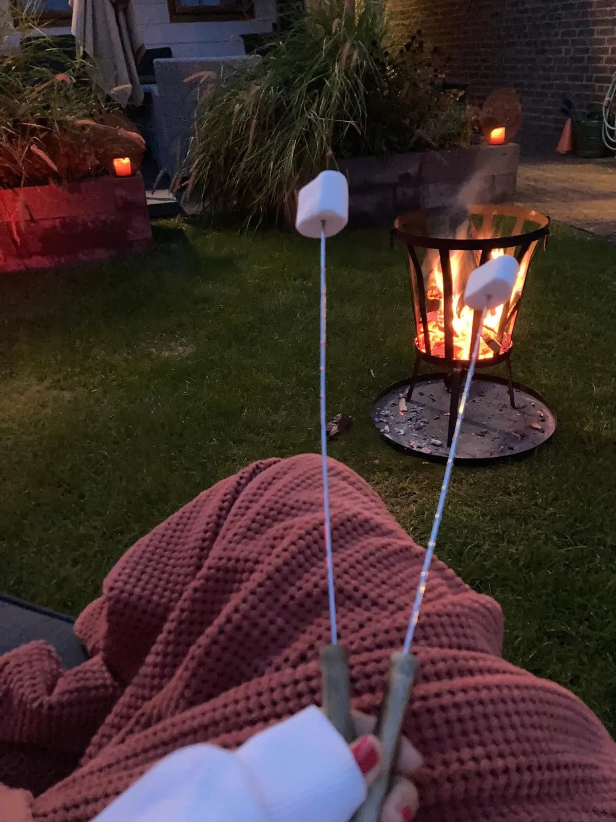 Sfeervolle thuisdate-avond bij het vuur